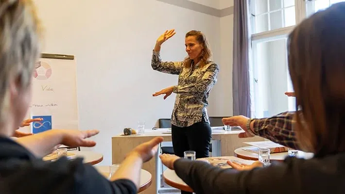 Seminarleiterin Friederike Gerling leitet im Seminar eine Übung an