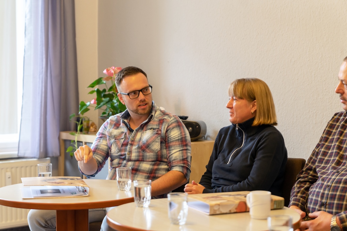 Teilnehmende im Austausch während des Selbsthypnose-Seminars